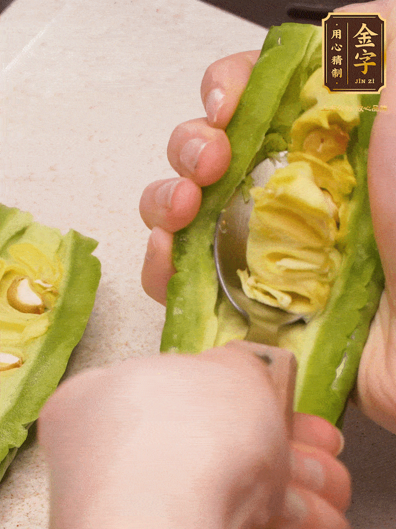 苦瓜從中間切開，把里面的瓢和籽全部挖干凈