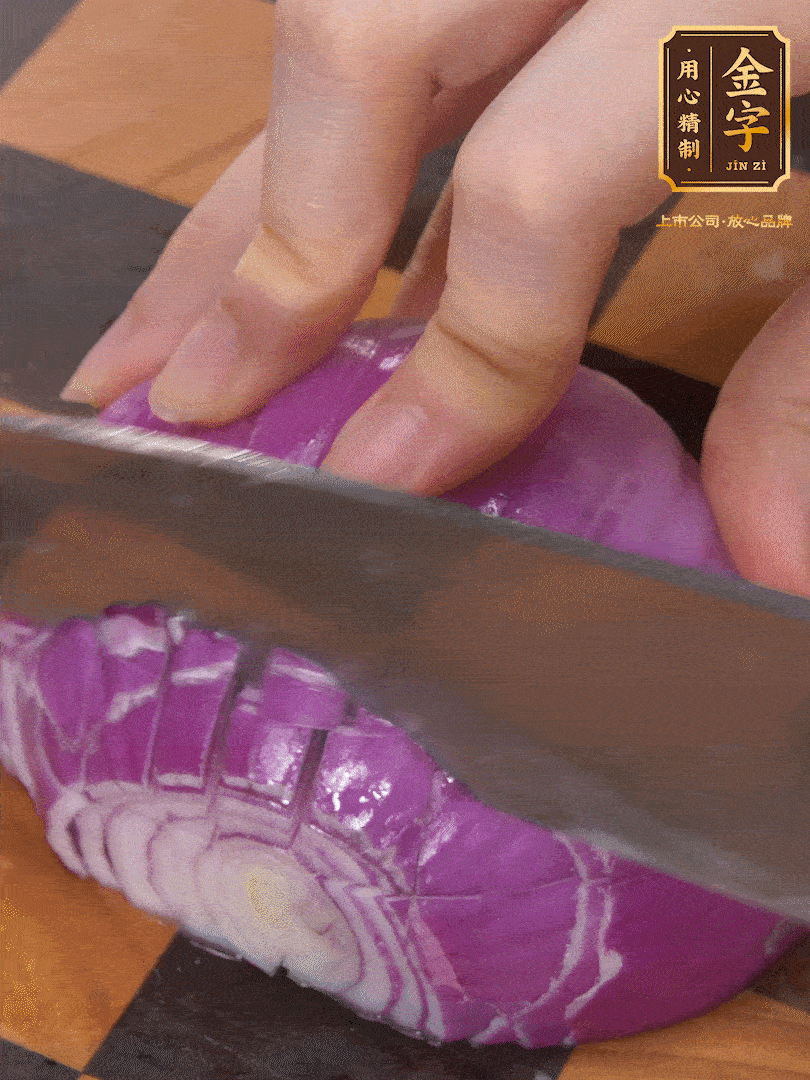 洋蔥切碎、土豆切丁