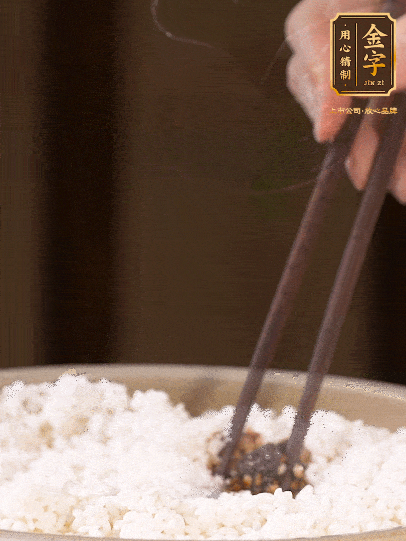 糯米淘洗干凈，浸泡4小時，控干水分后，加鹽、糖、老抽調(diào)味調(diào)色