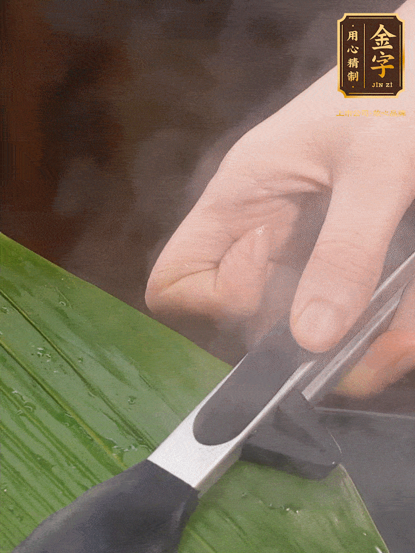 新鮮粽葉洗凈，用開水煮一下，讓粽葉更有韌性不易裂。