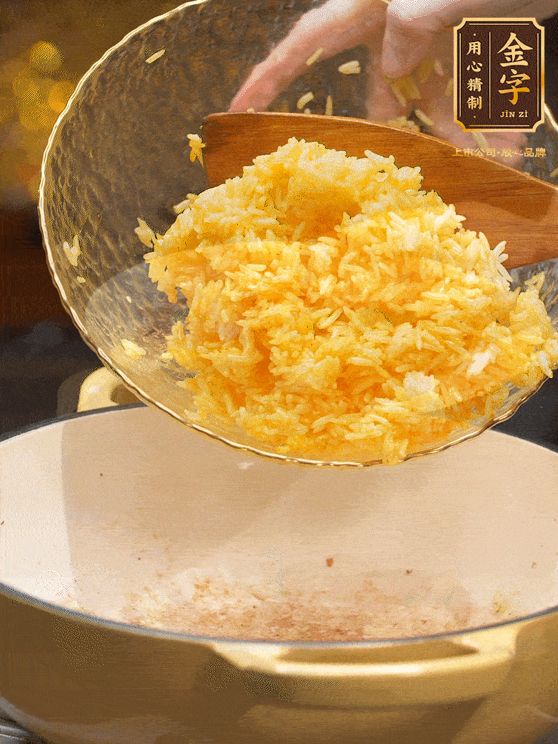 油溫8成熱，下米飯翻炒