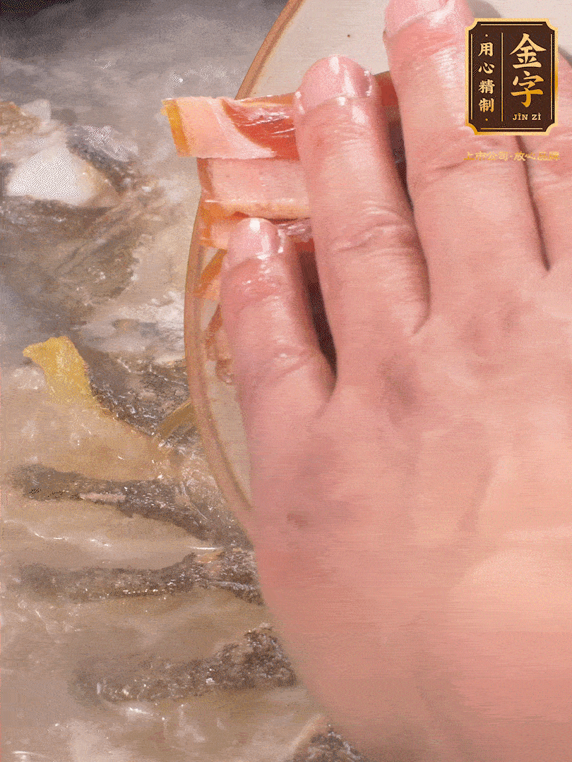 將煎好的魚，倒入三大碗開水。大火煮開后放入1個蔥結、2片姜片和1勺料酒和火腿片