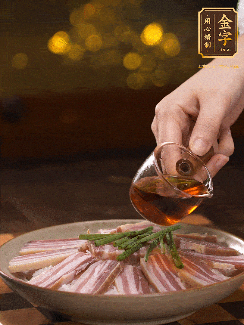 把切好的咸肉，均勻的鋪在蘿卜絲的四周頂部放少許蔥段 淋上少許料酒，放入鍋中 大火蒸二十分鐘