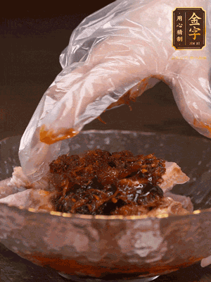 排骨用1勺蠔油、1勺醬油、1勺金字火腿XO醬抓勻腌制半小時(shí)