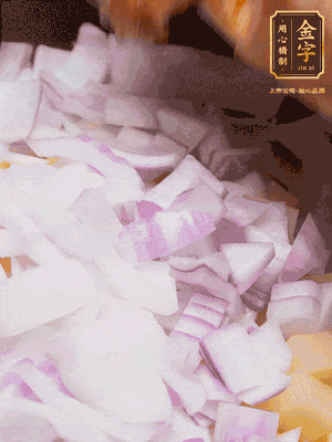 倒入洗干凈的大米、土豆丁、洋蔥碎、排骨、金字火腿xo醬、水