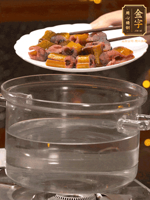 黃鱔冷水下鍋焯燙，再用清水洗凈去除腥味