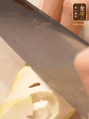 春筍切成滾刀塊，焯水去除澀味