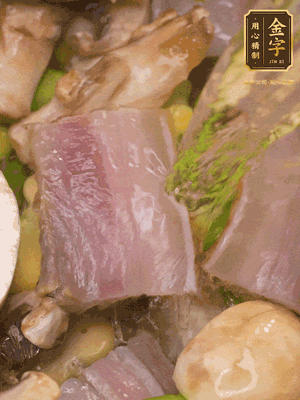 開蓋，放入河蝦繼續(xù)燜煮5分鐘