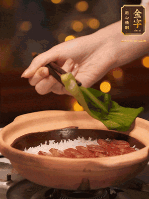 開(kāi)蓋，碼上香腸和焯好水的青菜