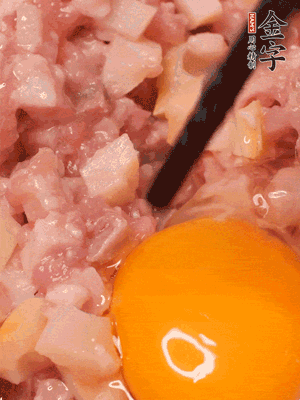 豬肉末、咸肉丁，分次加蔥姜水，一勺糖、一丟白胡椒，春筍丁，打入一個雞蛋