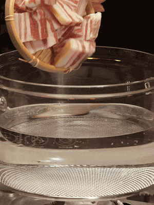 排骨、咸肉，一起下入鍋中，加入蔥，姜，料酒，倒入清水焯水清洗干凈