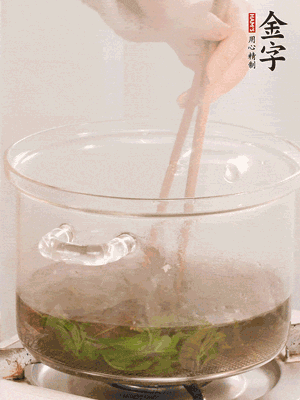 香椿焯水，變色后撈出，切成小段