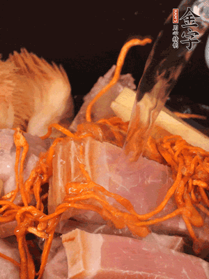 將所有食材一起倒進鍋中，加水沒過食材，燉煮30分鐘即可