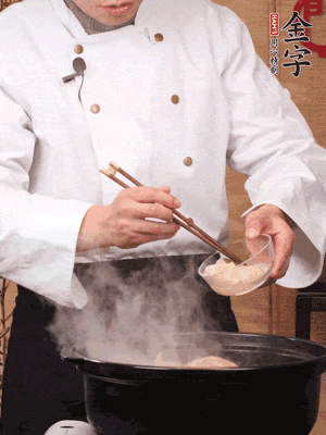 花膠、金湯放入鍋中小火再燉10分鐘