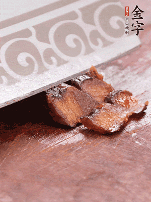 金字醬油肉水煮15分鐘，切薄片