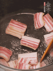 鍋中放菜籽油燒熱，下咸肉、冬筍略微煸炒