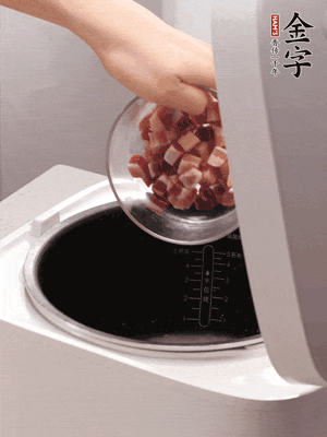 鍋中倒入豬油，油熱后炒熟上海青，給倒少許鹽調(diào)味