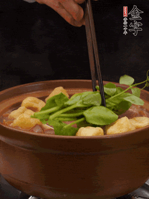 加筒骨煲的經(jīng)典配菜：金字土香腸、油豆腐、千張蓋上蓋子燜一會兒，耐心等候10分鐘。