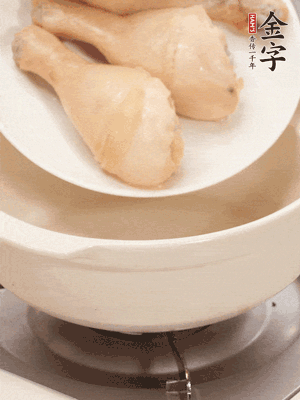 雞腿、火腿、干貝、蒜頭放入砂鍋內(nèi)燉1小時(shí)