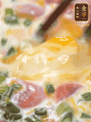 三個(gè)全蛋中加適量牛奶、鹽、黑胡椒粉、臘腸、蔥花攪拌均勻