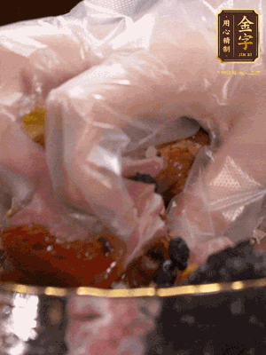 排骨洗凈后（蠔油、生抽、老抽、鹽、糖、淀粉、豆豉、蒜蓉、姜絲）腌制30分鐘