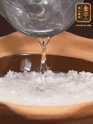 砂鍋底部刷一層油，加入大米和開水，水高1cm,大火燒開后轉(zhuǎn)中火煲5分鐘，到水微收干