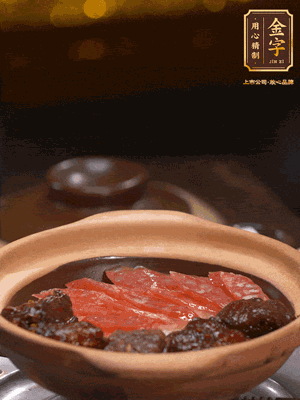 鋪上臘腸和排骨，鍋邊淋一圈油，小火煲10分鐘