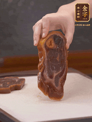 處理節(jié)瓜，刮掉表層的皮和毛，洗凈后去掉瓜蒂，切大塊