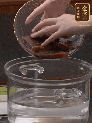 火腿蹄片冷水下鍋，水沸騰后煮5分鐘焯水