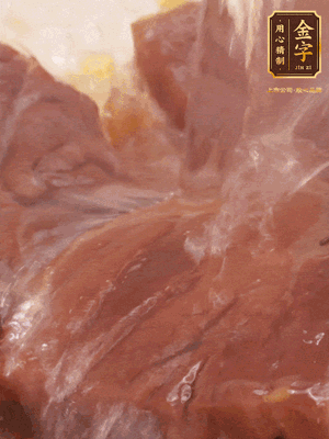 加熱水，2大勺料酒煮20分鐘，再下節(jié)瓜塊煮10分鐘即可