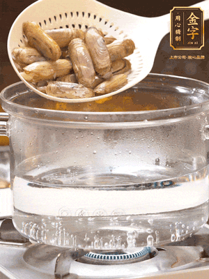 煮一鍋沸水，下蟶子汆燙30秒，撈出浸入冰水，取出蟶子肉