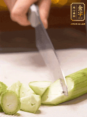 絲瓜去皮，切滾刀塊