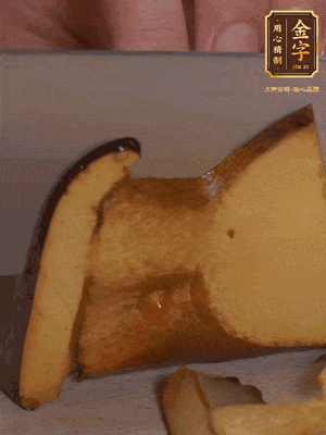 2個(gè)牛肝菌切丁，1個(gè)牛肝菌切片；金字香腸1根切丁，1根切片