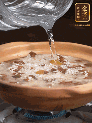 再倒入泡了30分鐘的大米翻拌均勻，加水稍微沒(méi)過(guò)（米水比例1:1），中火燜煮，到冒大泡，大致5分鐘