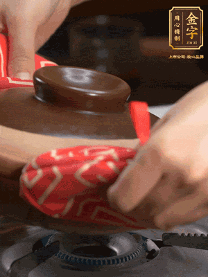 中火調(diào)成小火，鋪上香腸蓋蓋燜5分鐘。不斷轉(zhuǎn)動(dòng)瓦煲，讓側(cè)壁的飯形成飯焦