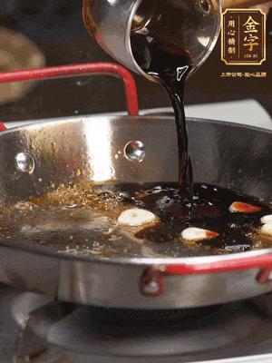 煲飯期間，用油煎熟牛肝菌。再用底油加醬油、蒜片調(diào)出鮮美醬汁