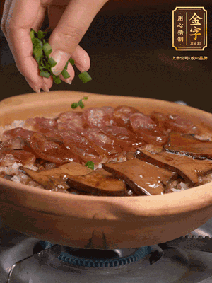 最后鋪上牛肝菌，爭(zhēng)分奪秒地倒上醬汁，撒點(diǎn)小蔥花