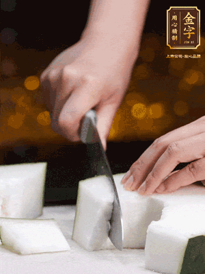 薏米提前浸泡好。冬瓜帶皮洗凈切塊