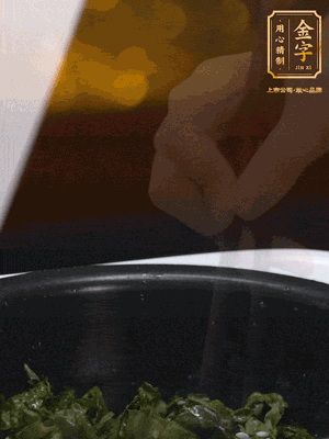 煮飯鍵開(kāi)煮，根據(jù)個(gè)人口味加鹽