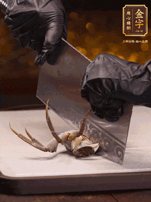 用刷子刷干凈六月黃，一斬二。把蟹蓋、蟹胃拿出來。