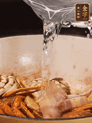 加料酒/花雕酒去腥，加入開水燜10分鐘左右