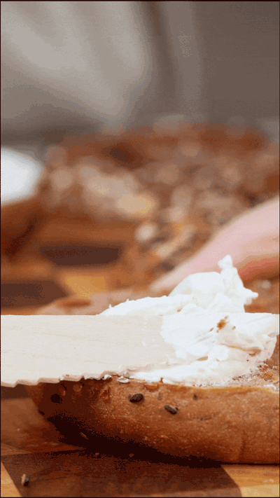 貝果在烤箱中180度復(fù)烤5分鐘，涂上芝士