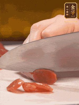 臘腸下水煮10分鐘，切薄片