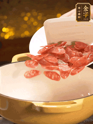 鍋里放油，香腸煸炒出多余的油脂，然后放小米辣