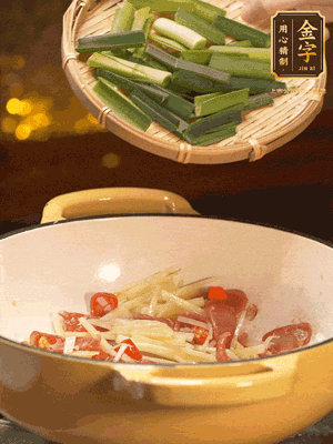 接著放蒜葉，來一點鹽，一點醬油調(diào)味翻勻