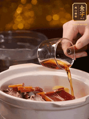 羊排、火腿、姜片一起入砂鍋，大火煮到沸騰