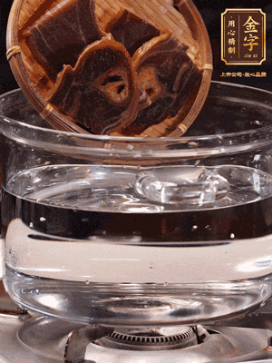 火腿蹄片，冷水下鍋，加蔥姜、料酒焯水