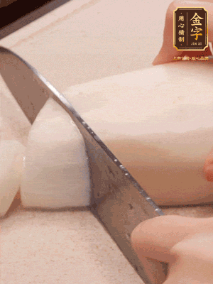 蘿卜削皮，切成滾刀塊