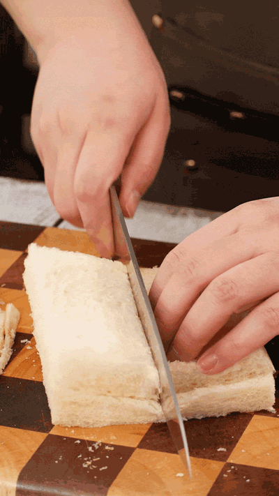 土司改刀去邊，切成適當(dāng)大小