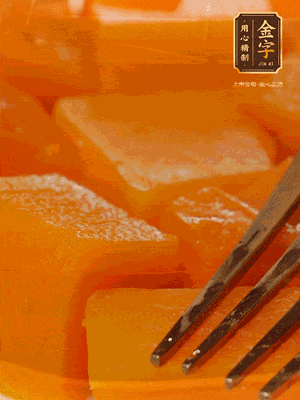 南瓜去皮，一半切塊備用，一半切塊蒸熟，碾成泥